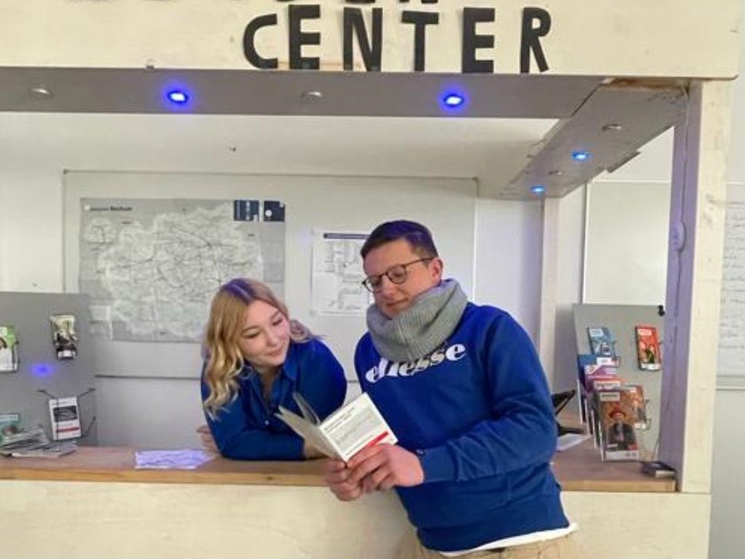 Zwei Personen im Kundencenter eines Verkehrsbetriebs
