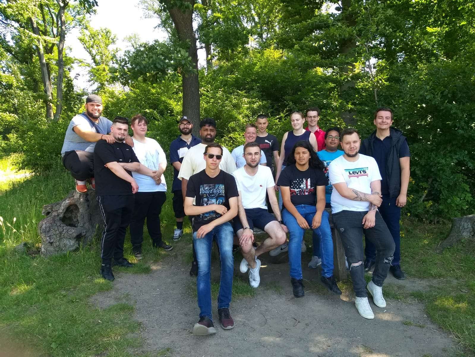 Die Klasse bei einer Exkursion im Schulenberger Wald