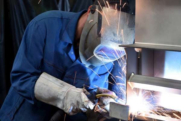 Schweißarbeit an einem Metallteil mit Funkenflug