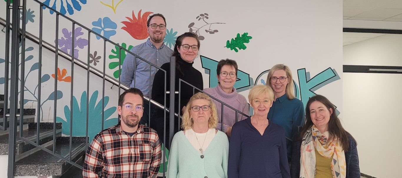 Das Team der Lerncoaches des Berufskollegs Hattingen im Treppenhaus
