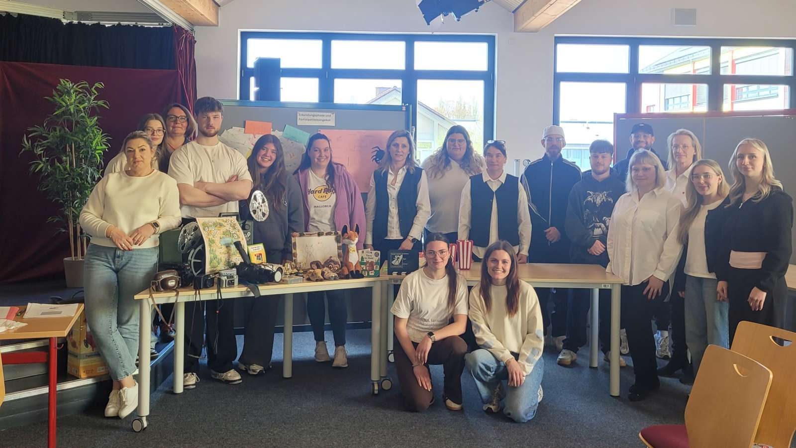 Studierende der Fachschule stehen hinter Tischen mit ihren Projektmaterialien