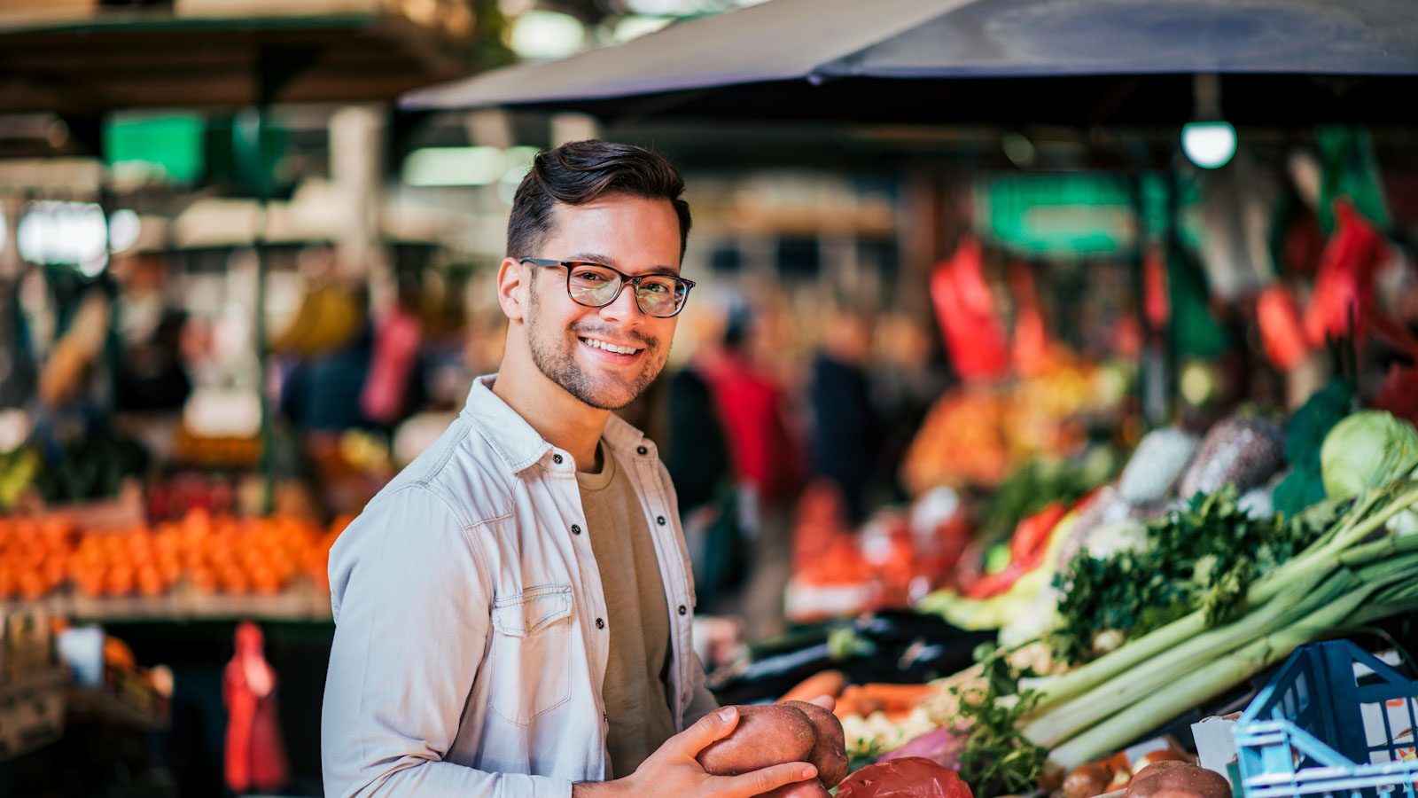 Ein Verkäufer an der Obst- und Gemüsetheke