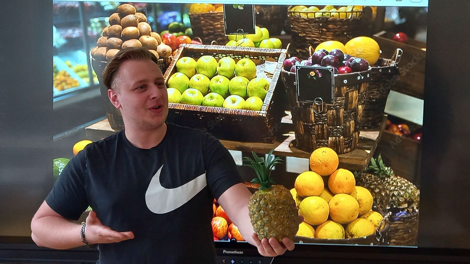 Ein Verkäufer präsentiert frisches Obst in der Marktabteilung