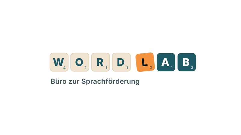 Logo des Wordlabs: Buchstabensteine bilden das Wort Wordlab, darunter steht Büro zur Sprachförderung