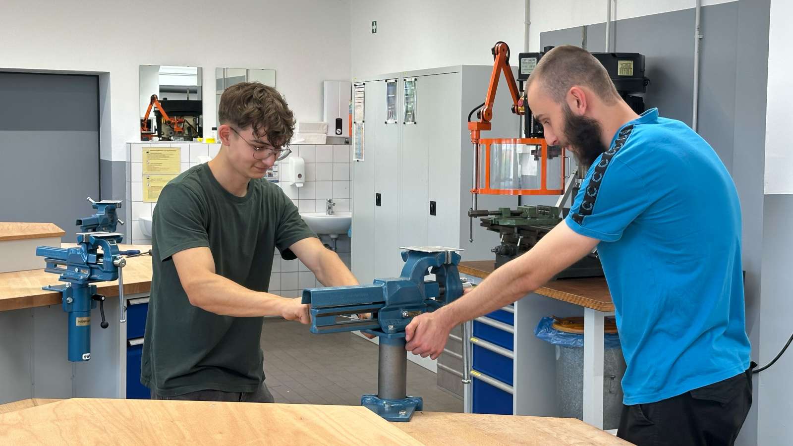 Frischer Wind in der Metallwerkstatt des Berufskollegs Hattingen: Neue Werkbänke und Maschinen im Einsatz